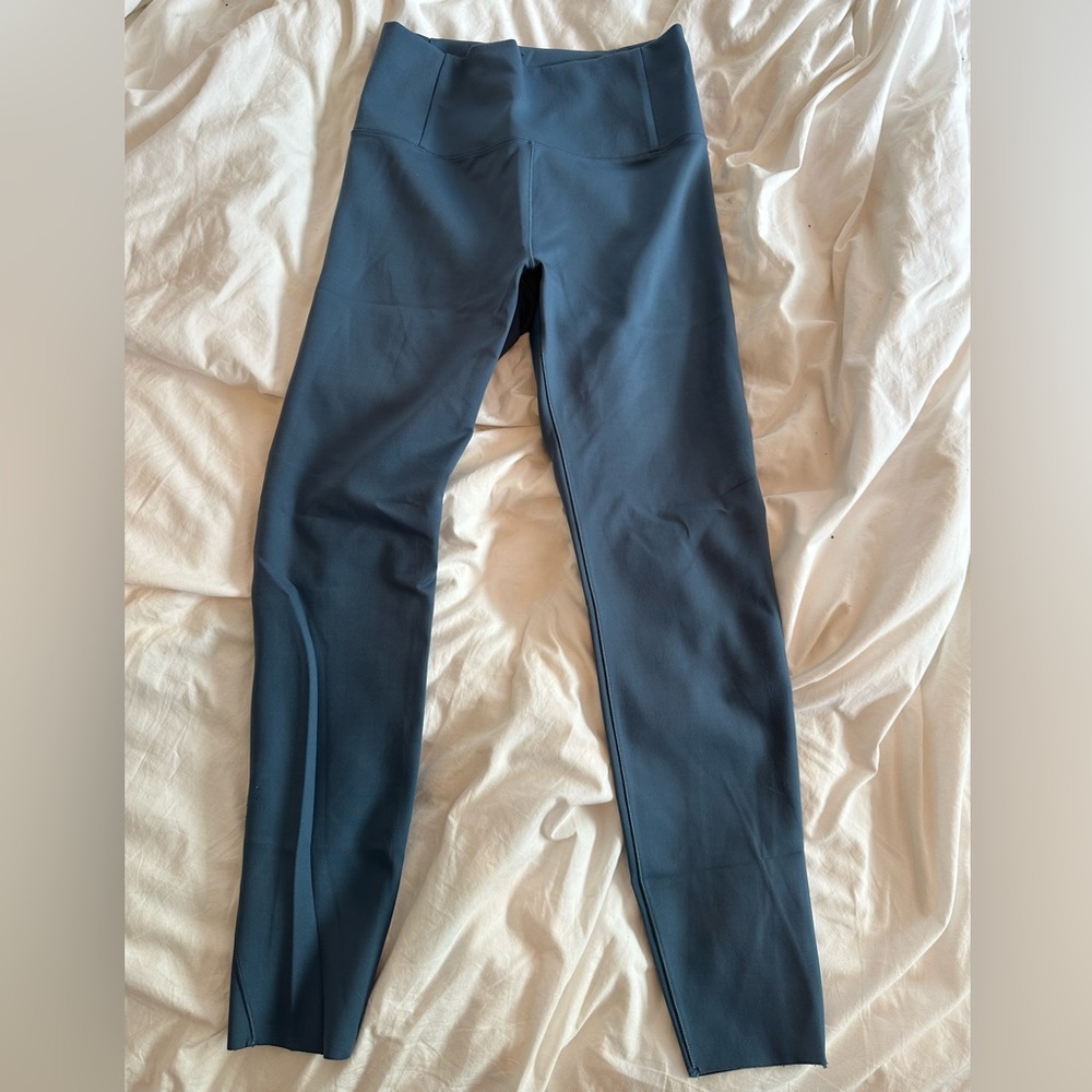 Vuori Evolve Leggings. Women’s size M. Color Pool Blue.